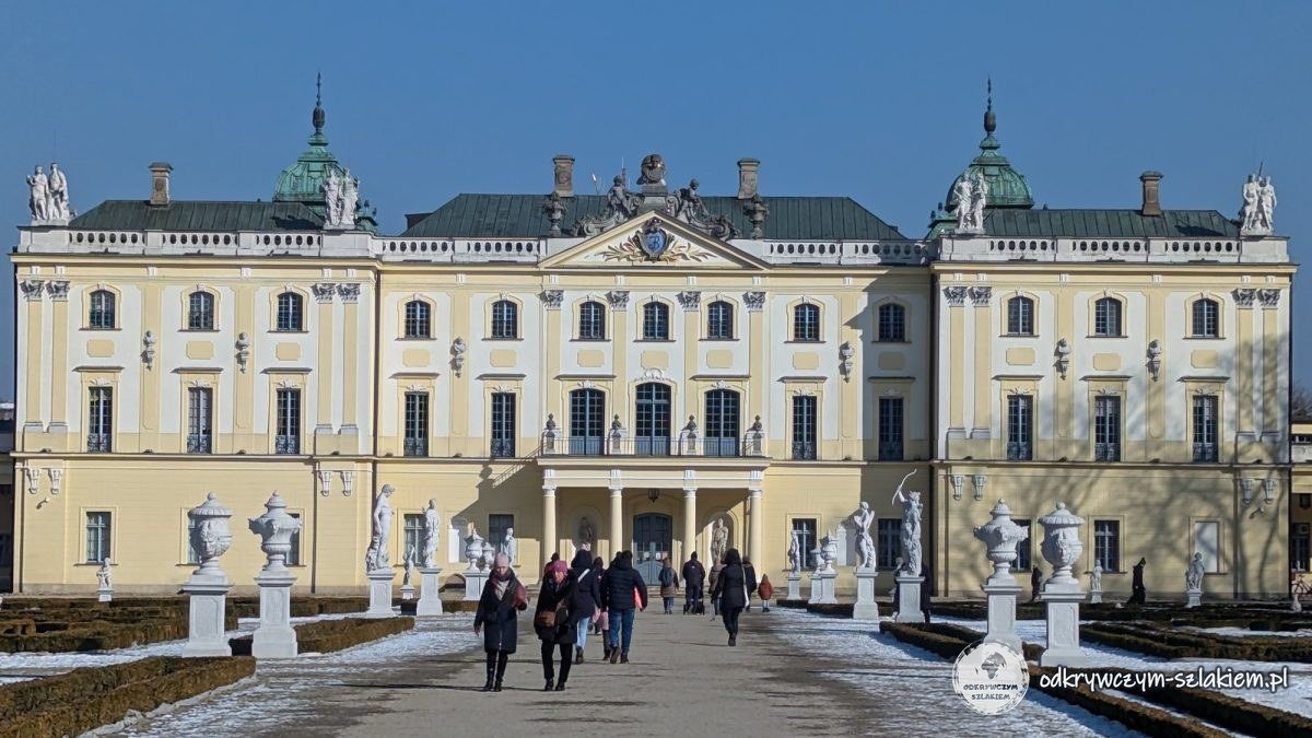 Der Branicki-Palast in Białystok von der Gartenseite an einem sonnigen Wintertag