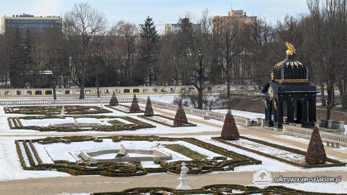 Der Französische Garten des Branicki-Palastes im Schnee mit dem schwarzen Adlerpavillon