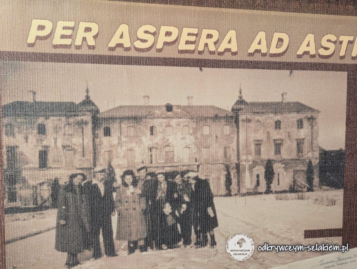 Vergrößertes Foto des Branicki-Palastes in Trümmern nach dem Krieg mit der Aufschrift „Per aspera ad astra“