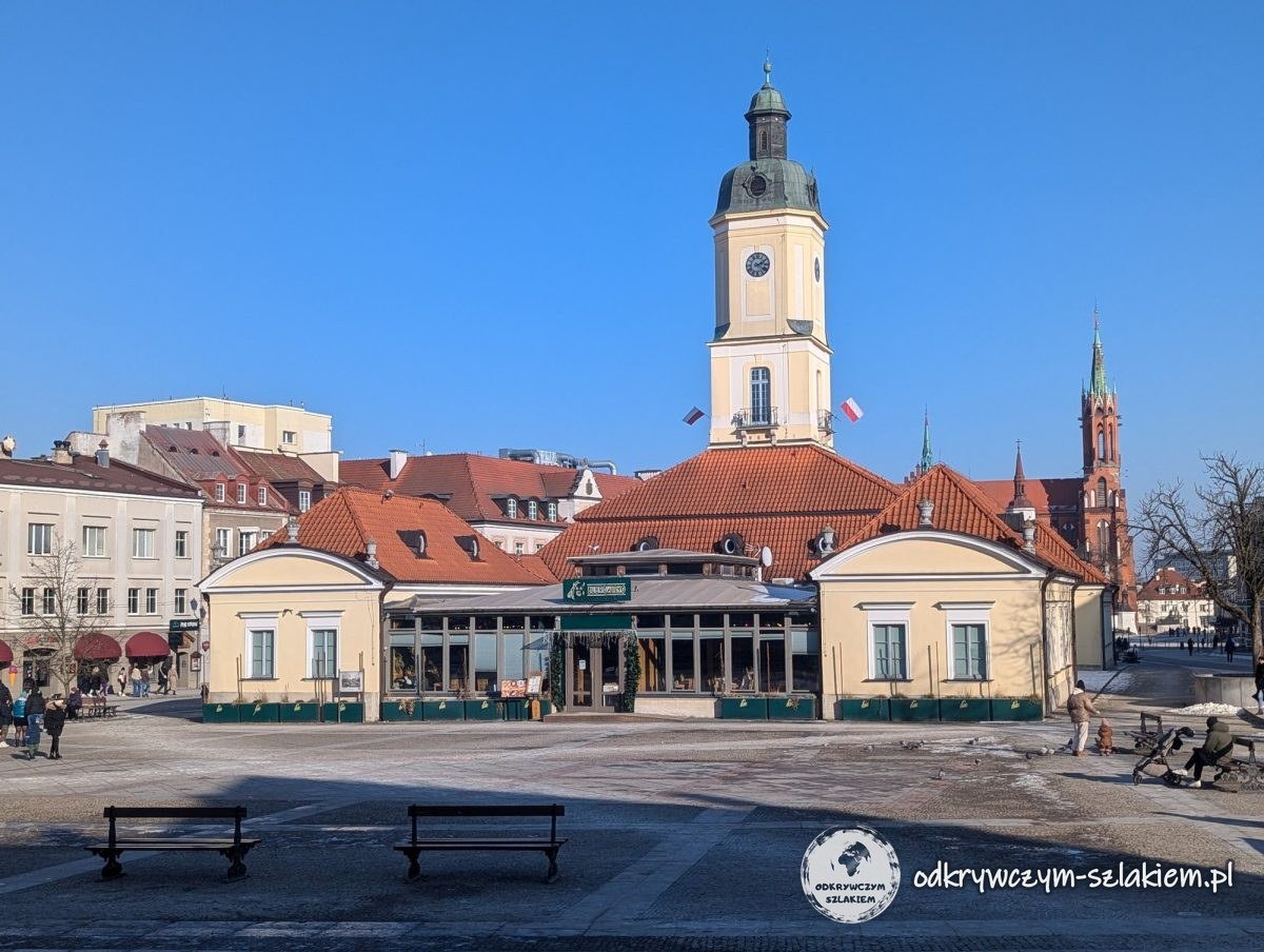 Der Kościuszko-Markt in Białystok mit Rathaus und Kathedralturm in der Sonne