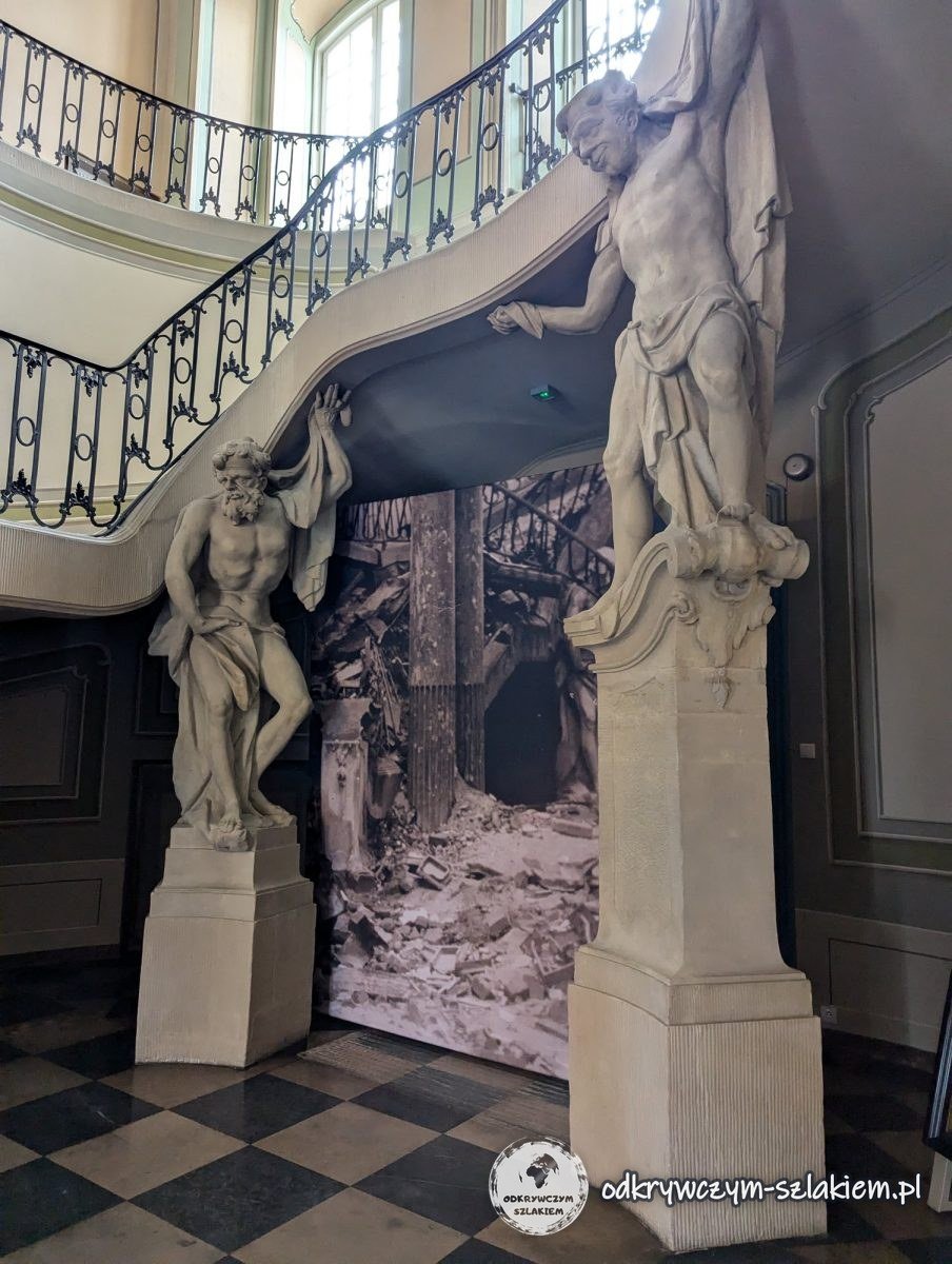 Treppenhaus im Branicki-Palast mit Atlantenfiguren