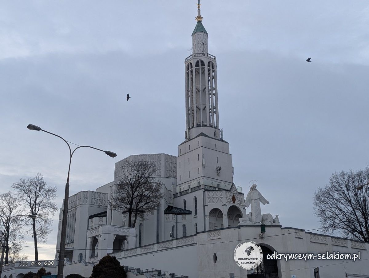 Die weiße modernistische St.-Rochus-Kirche mit hohem Turm auf einem Hügel in Białystok