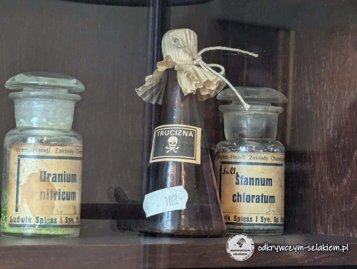 Gläser mit Chemikalien und eine Flasche mit der Aufschrift „Gift“ im Medizinmuseum in Białystok