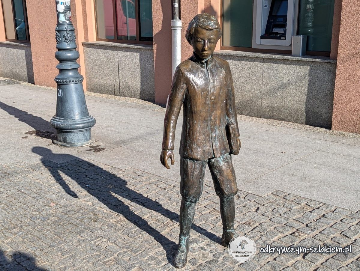 Statue des jungen Ludwik Zamenhof auf dem Gehweg am Kościuszko-Markt in Białystok