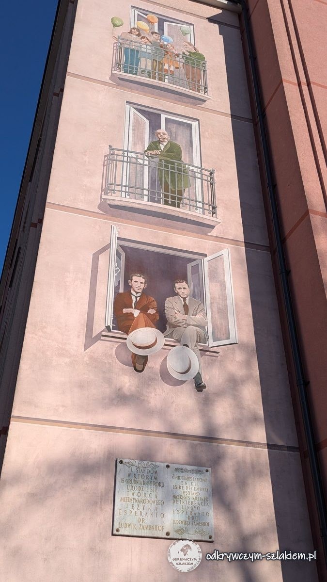 Wandbild mit Figuren in den Fenstern und Gedenktafel am Ort von Ludwik Zamenhofs Elternhaus in Białystok
