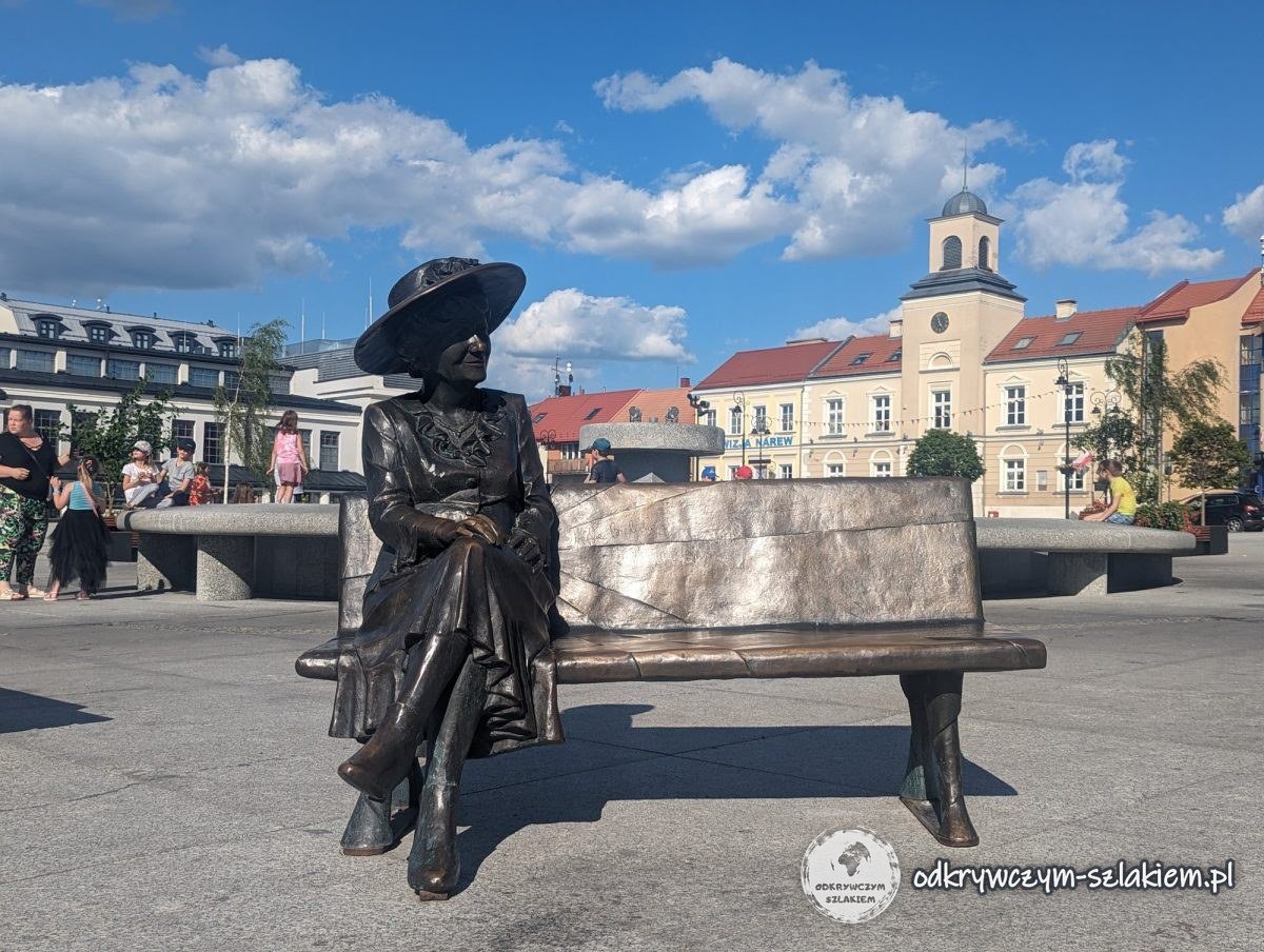 Die Bank von Hanka Bielicka auf dem Alten Markt in Łomża, im Hintergrund das Rathaus
