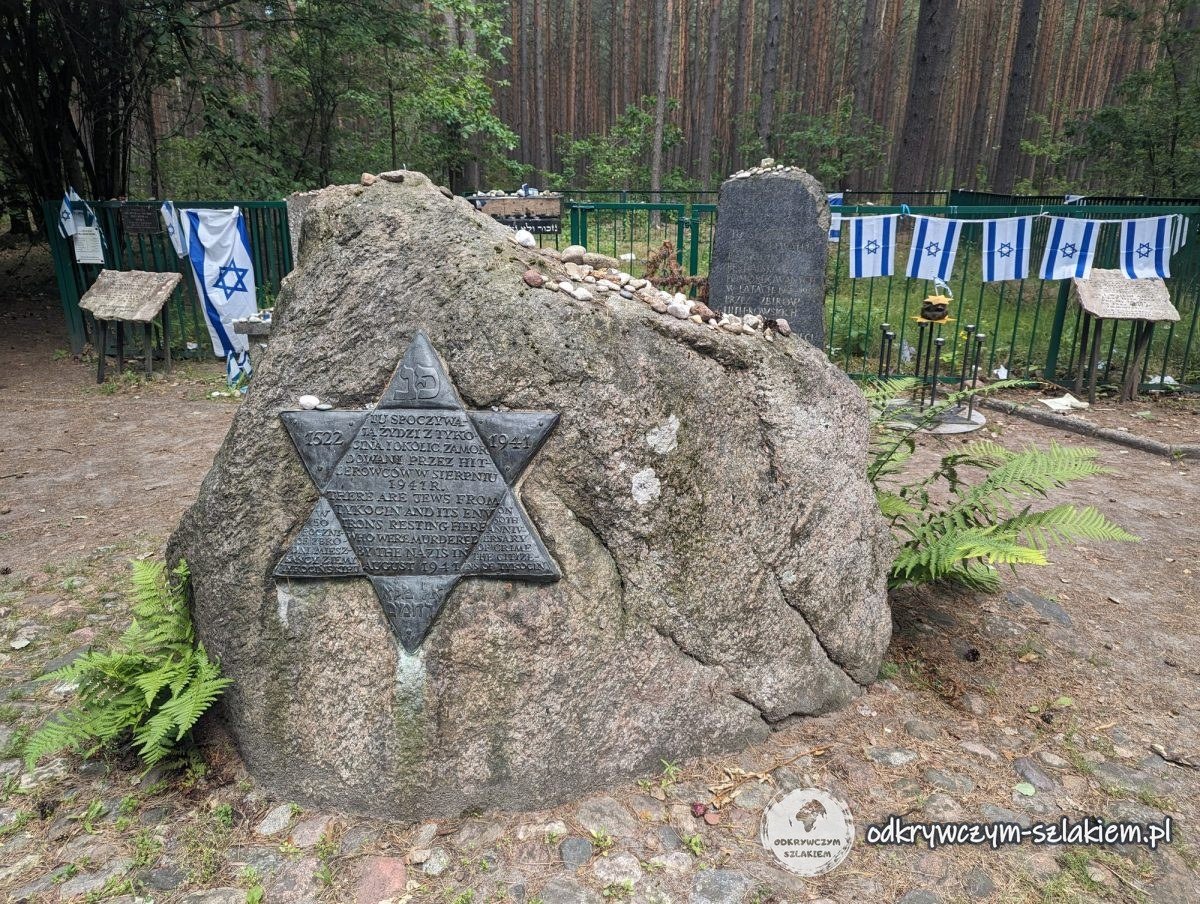 Findling mit einem Davidstern aus Metall am Hinrichtungsort der Juden aus Tykocin im Wald von Łopuchowo