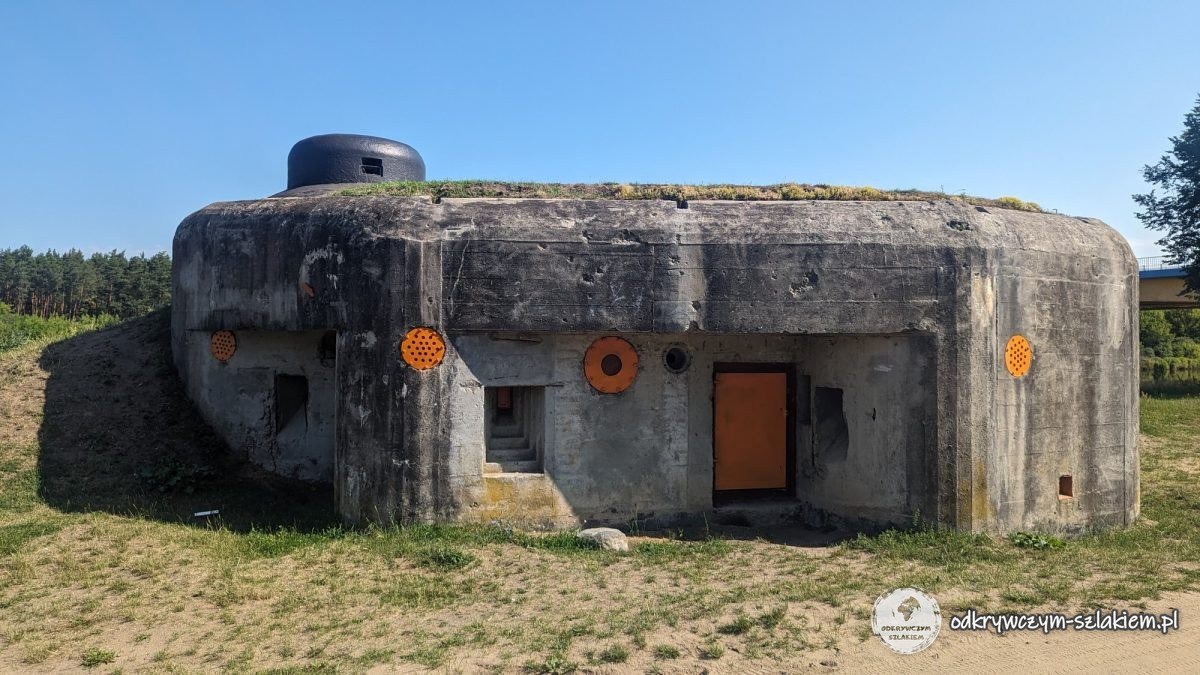Der Betonkampfbunker „Most“ mit Stahlkuppel am Narew in Nowogród
