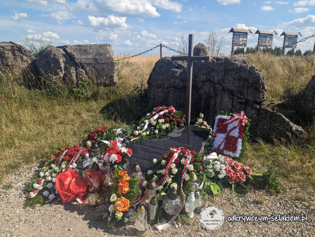 Grab von Hauptmann Raginis und Leutnant Brykalski mit Kränzen und Kreuz an den Bunkerruinen auf der Góra Strękowa