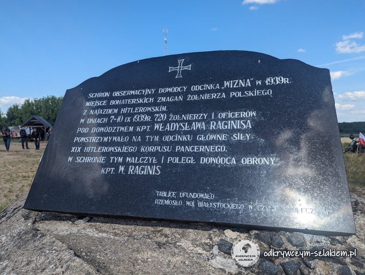 Schwarze Gedenktafel auf den Ruinen des Beobachtungsbunkers von Hauptmann Władysław Raginis auf der Góra Strękowa