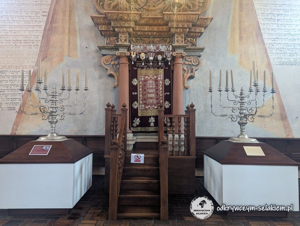 Der Aron ha-Kodesch mit Menoras an der Ostwand der Großen Synagoge in Tykocin