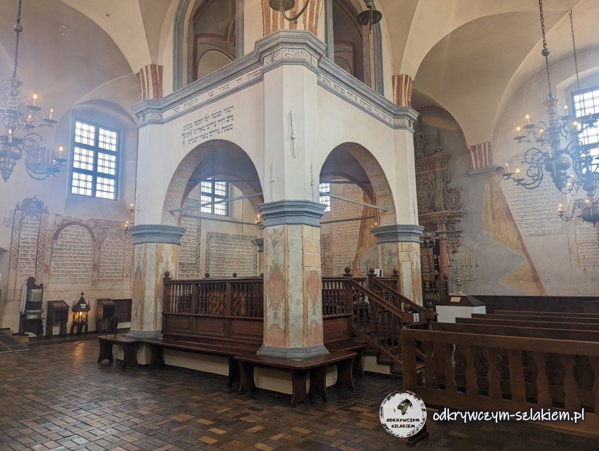 Die Bima mit vier Pfeilern und Bänken in der Großen Synagoge in Tykocin