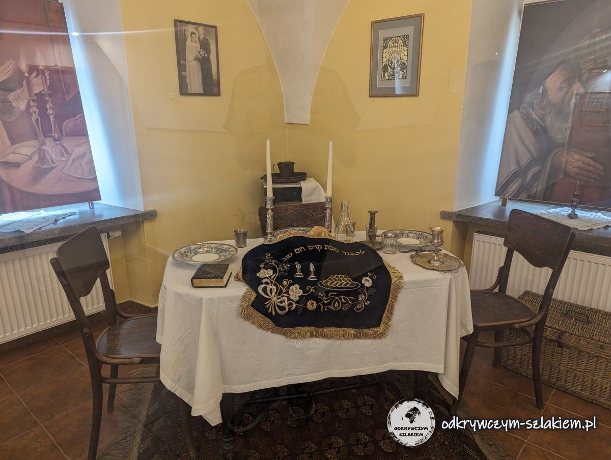 Gedeckter Schabbattisch mit Leuchtern in der Ausstellung in Tykocin