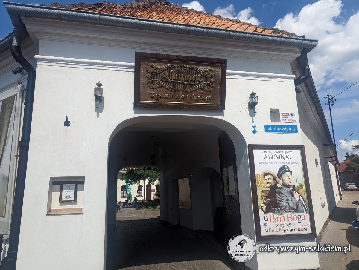 Tor des Alumnats in Tykocin mit einem Plakat des Films „U Pana Boga w ogródku“