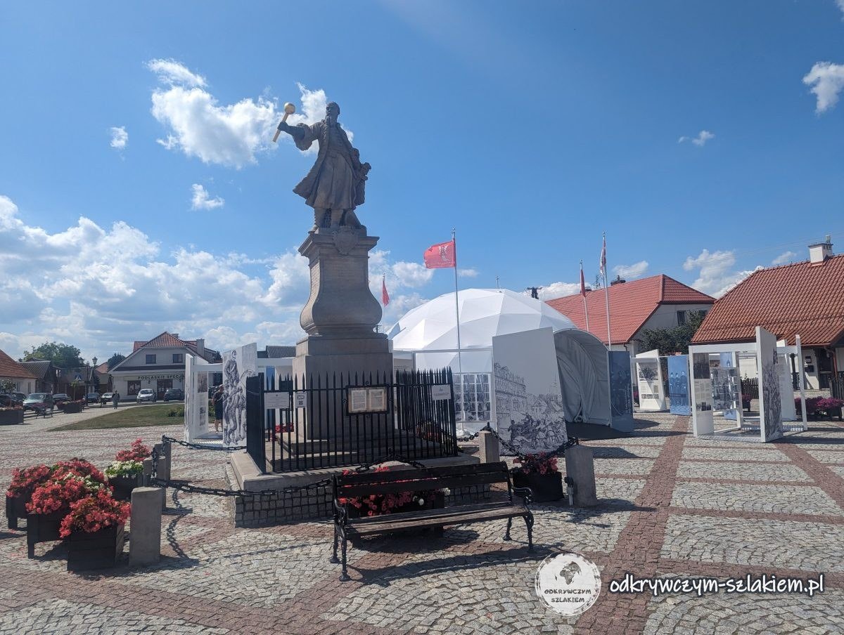 Das Denkmal für Hetman Stefan Czarniecki von 1763 auf dem Platz in Tykocin
