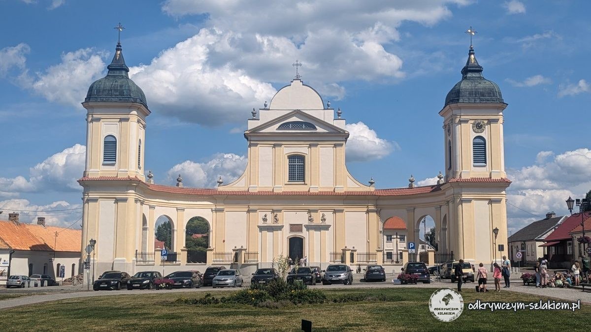 Die barocke Dreifaltigkeitskirche in Tykocin mit zwei durch Arkaden verbundenen Türmen