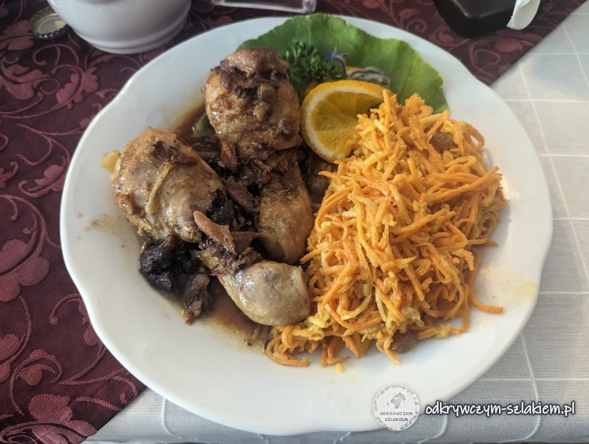 Huhn nach jüdischer Art mit Möhrensalat im Restaurant Tejsza in Tykocin