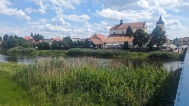 Panorama von Tykocin am Narew mit der barocken Dreifaltigkeitskirche und Häusern am Fluss