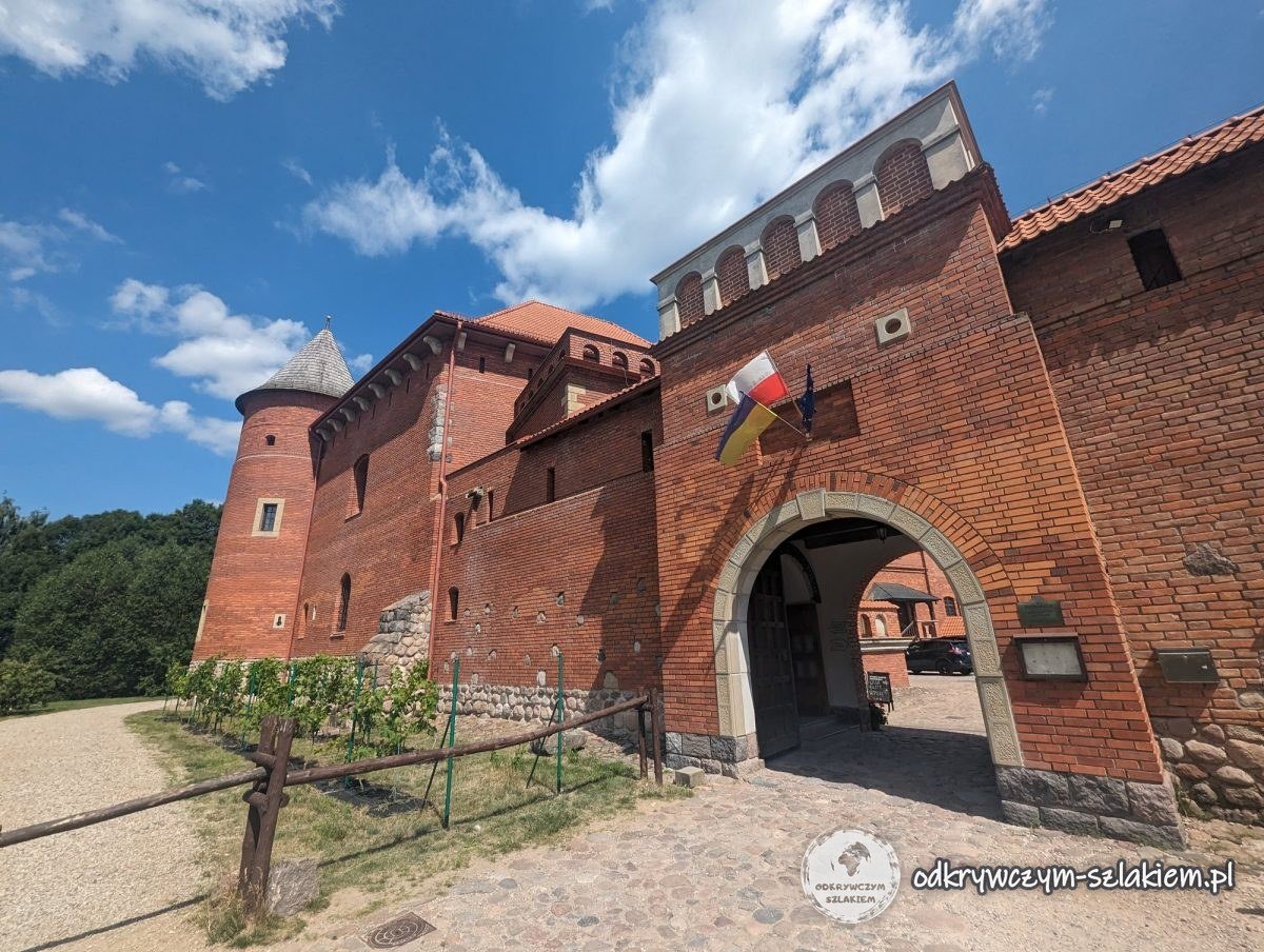 Eingangstor der Burg Tykocin mit Fahnen und Eckturm