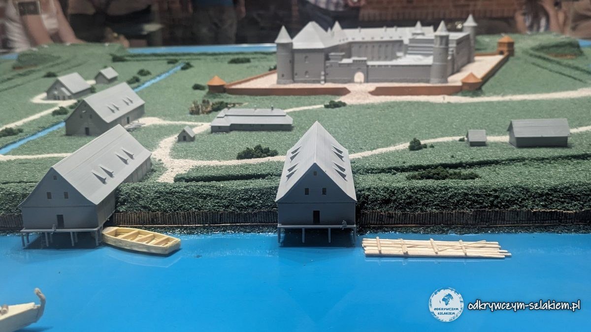 Modell der alten Burg Tykocin am Narew mit Gebäuden und Booten
