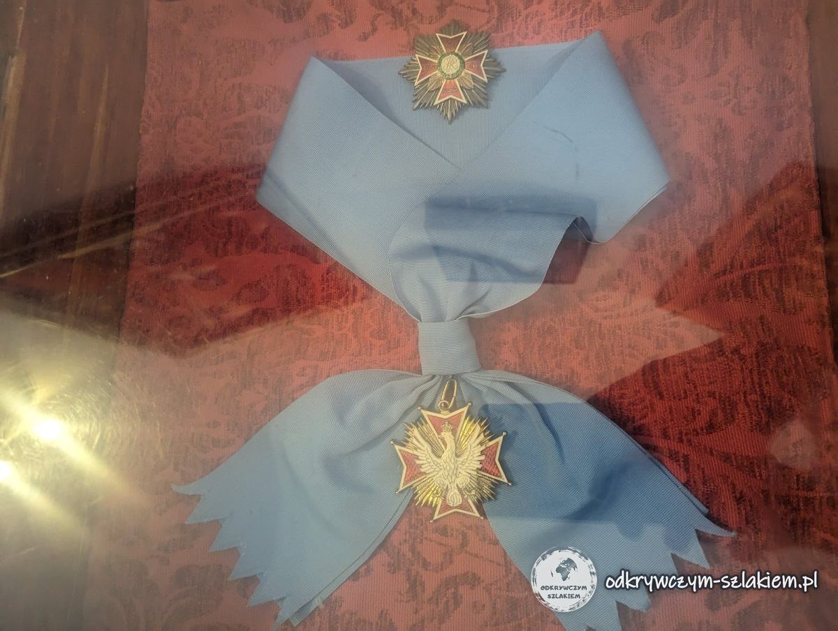 Blaue Schärpe mit Kreuz und Stern des Ordens des Weißen Adlers in einer Vitrine der Burg Tykocin
