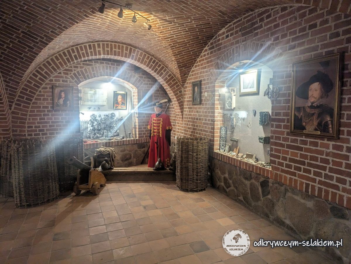 Ausstellung in den Backsteinkellern der Burg Tykocin mit Porträts und historischem Gewand