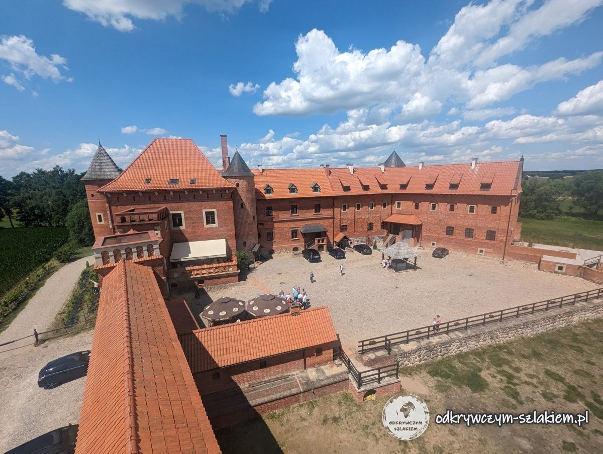 Blick vom Turm der Burg Tykocin auf den Hof und die Backsteinflügel