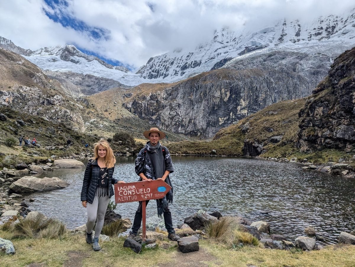 Maciek i Patrycja przy tabliczce Laguna Consuelo, altitud 4297 m, nad małą laguną pod ośnieżonymi szczytami
