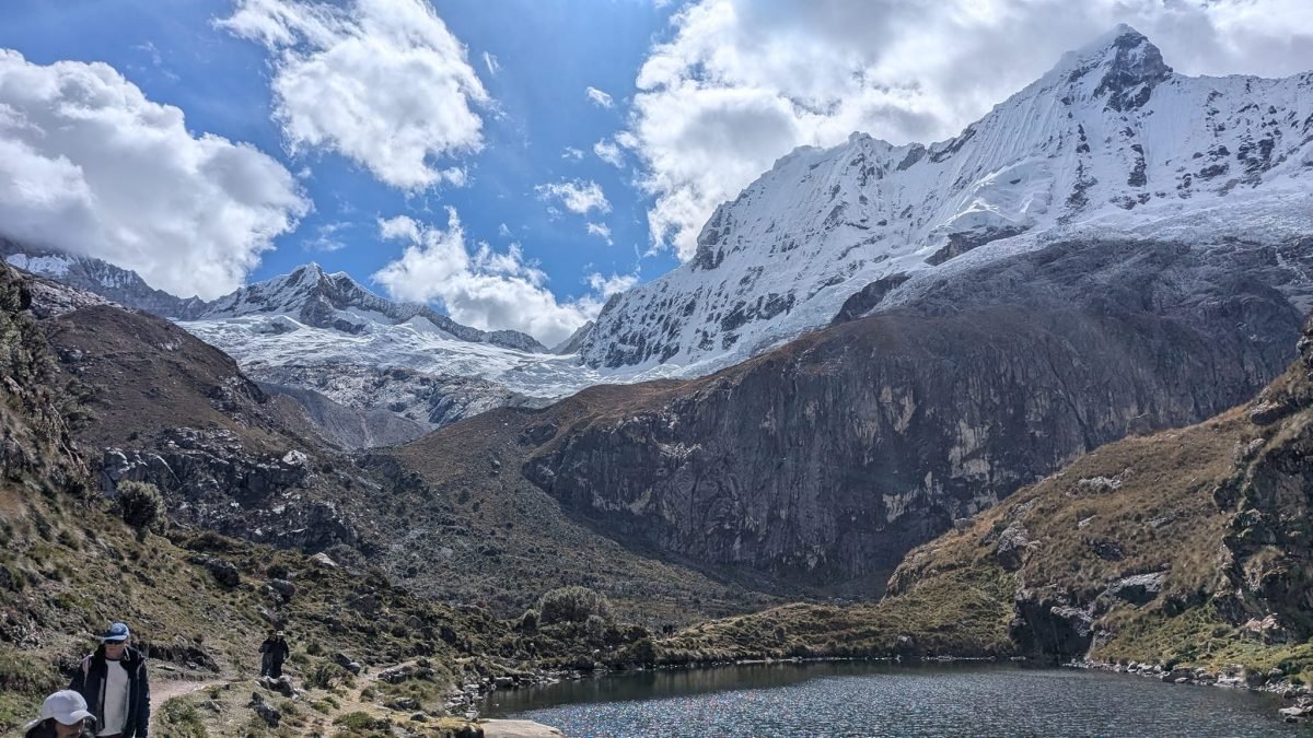 Mniejsza laguna przy szlaku w drodze powrotnej, nad nią ośnieżone szczyty Cordillera Blanca