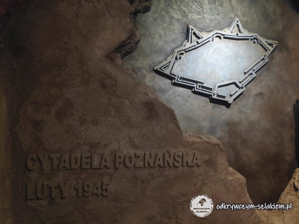 A relief with the plan of the fort and the inscription Cytadela Poznańska luty 1945 (Poznań Citadel, February 1945)