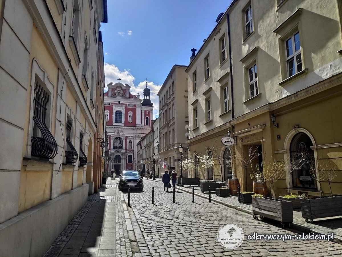 Świętosławska Street in Poznań with the pink Baroque façade of the Fara church at the end