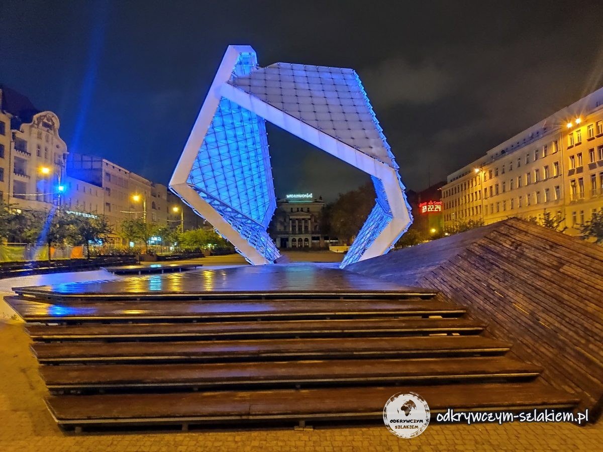 The Freedom Fountain on Freedom Square in Poznań lit up in blue at night