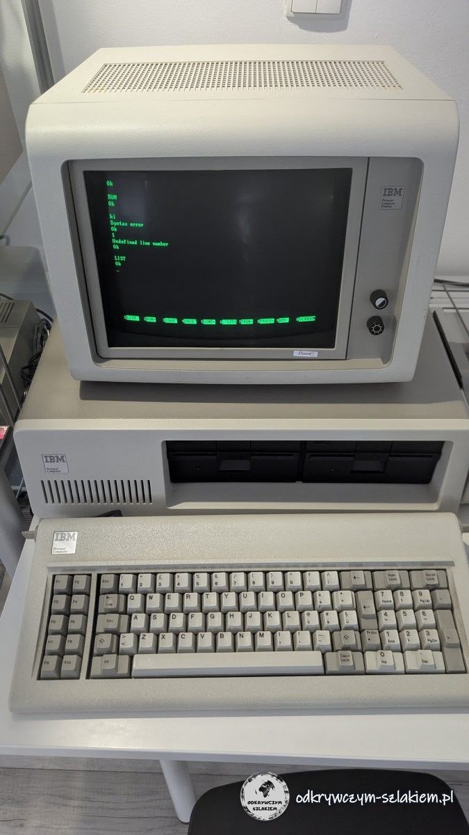A working IBM PC with monitor and keyboard in the Poznań Museum of Games and Computers