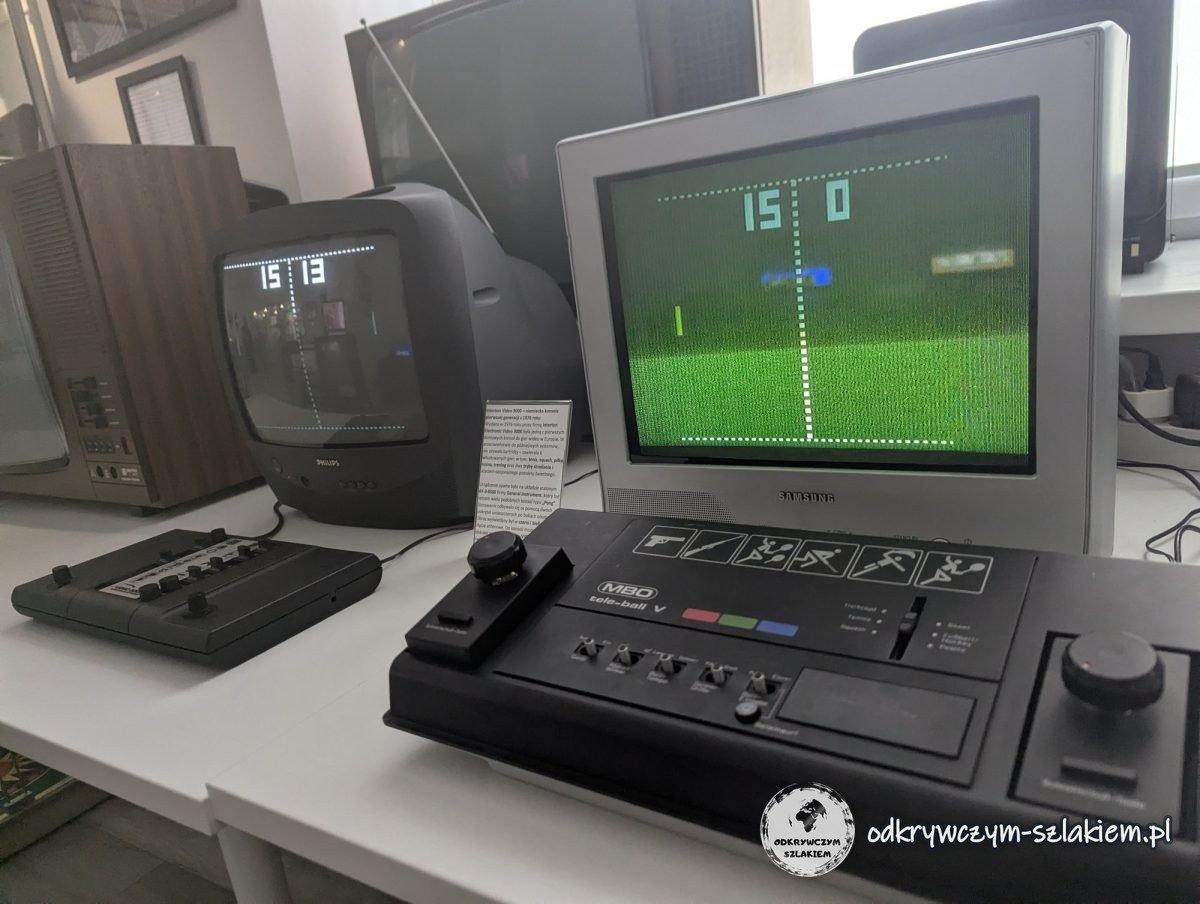 An old TV game console with a Pong-style tennis game on the screen