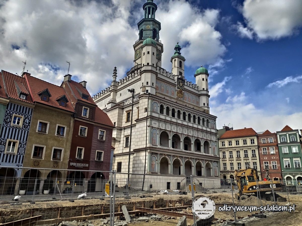 The town hall and colourful merchants’ houses on Poznań’s Old Market Square during the renovation of the square in 2022
