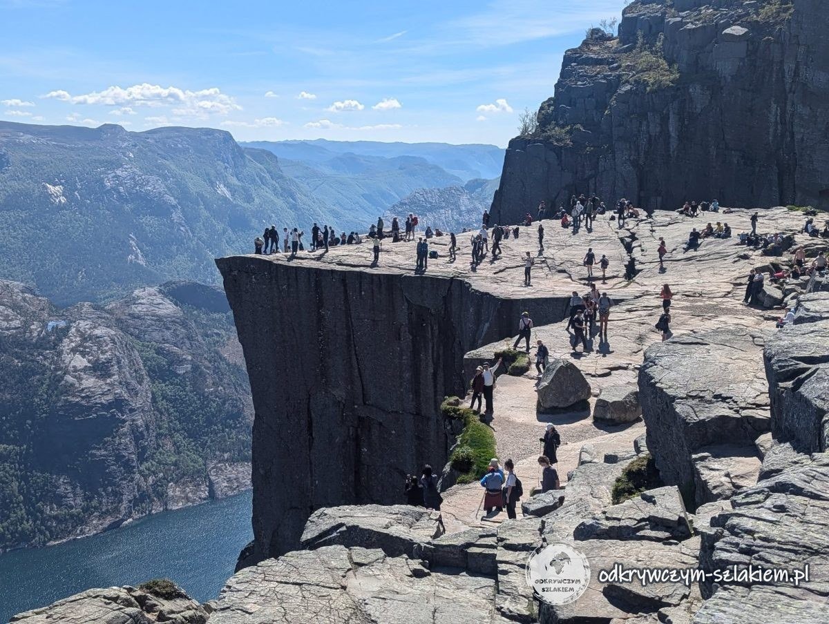 Preikestolen: un acantilado de roca plano sobre el Lysefjord con turistas en el borde