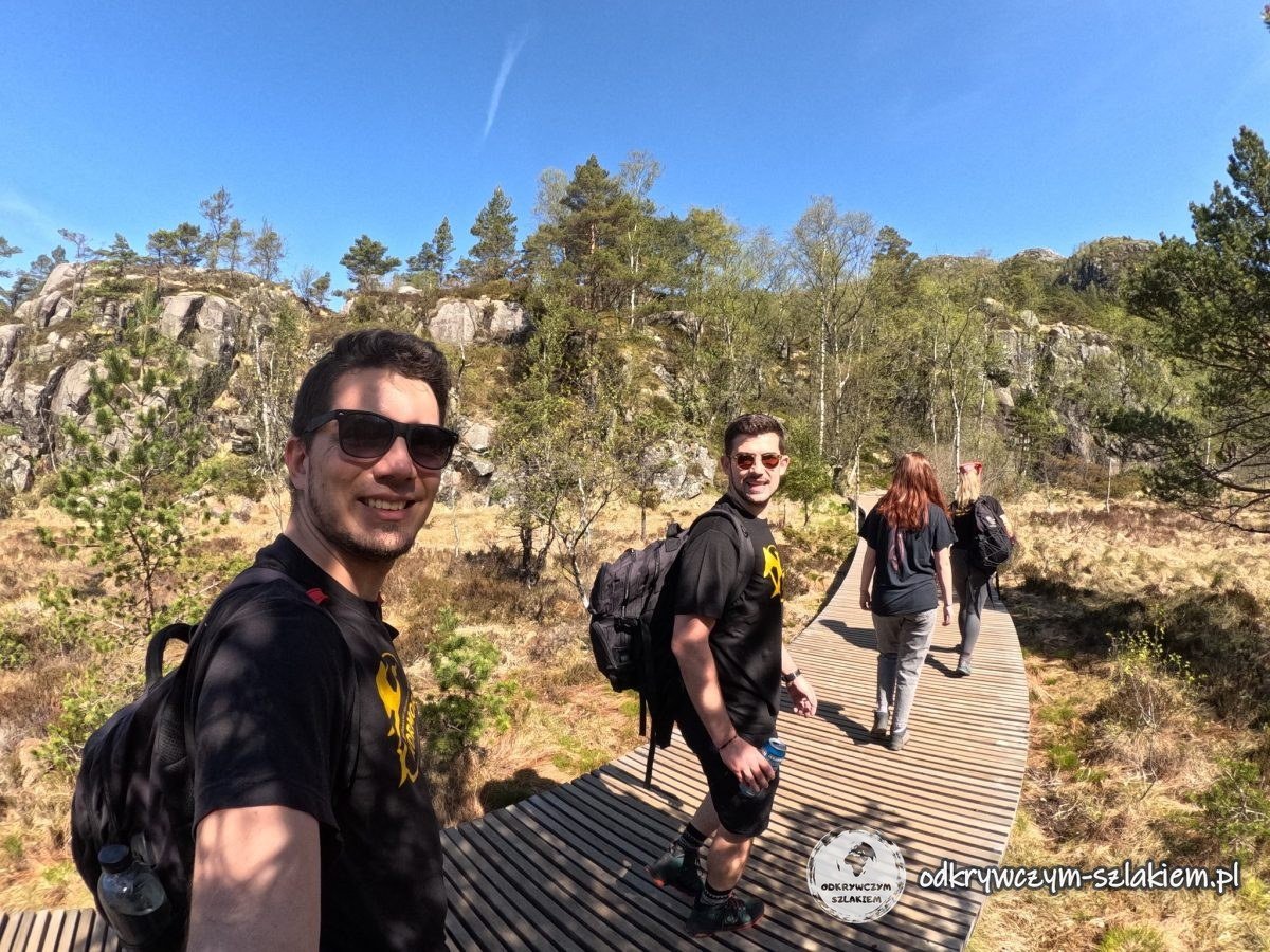 Maciek con sus compañeros en una pasarela de madera del sendero a Preikestolen