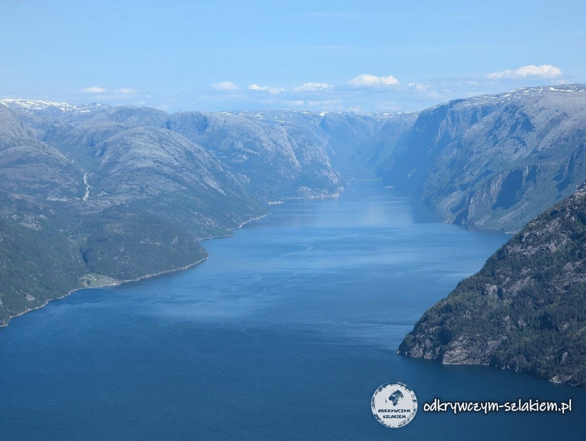 Vista desde Preikestolen del Lysefjord rodeado de laderas rocosas