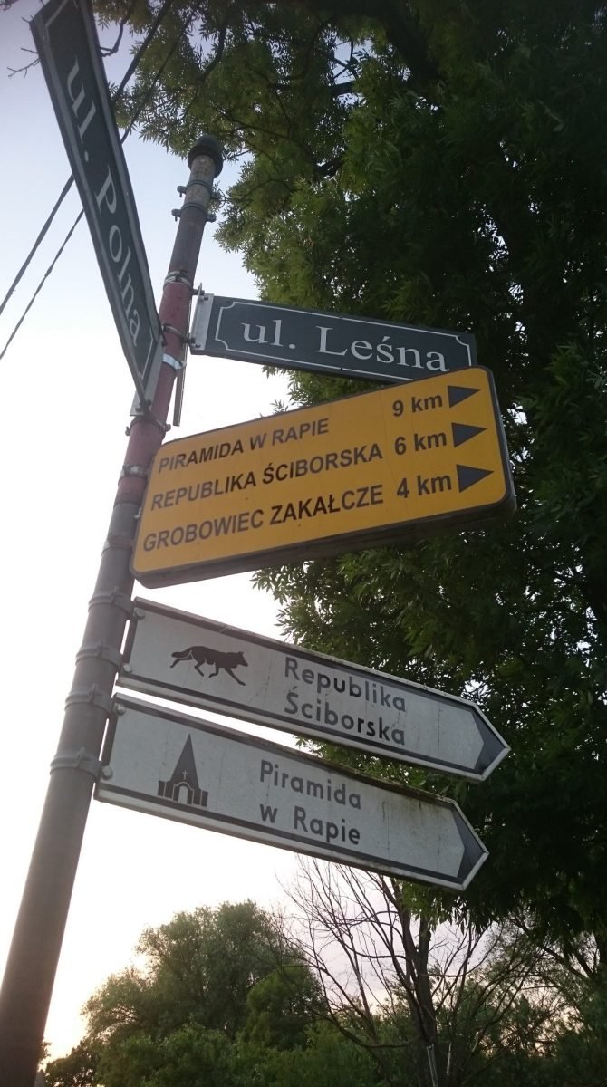 Drogowskazy przy szlaku rowerowym na Mazurach
