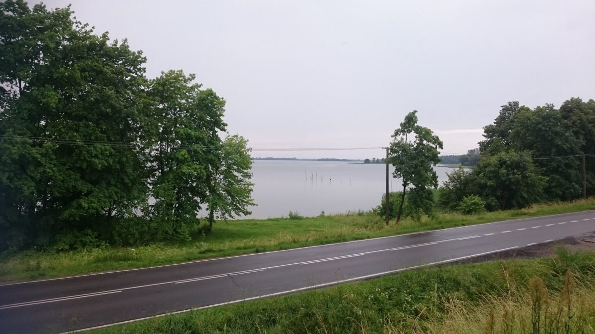 Droga wzdłuż jeziora w okolicach Węgorzewa