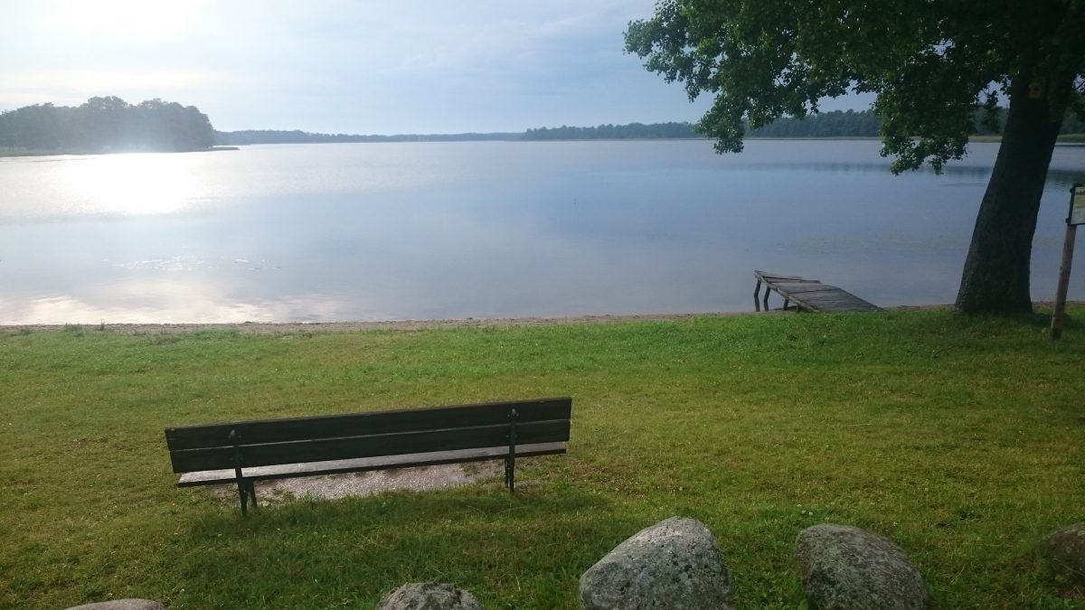Ławka nad mazurskim jeziorem