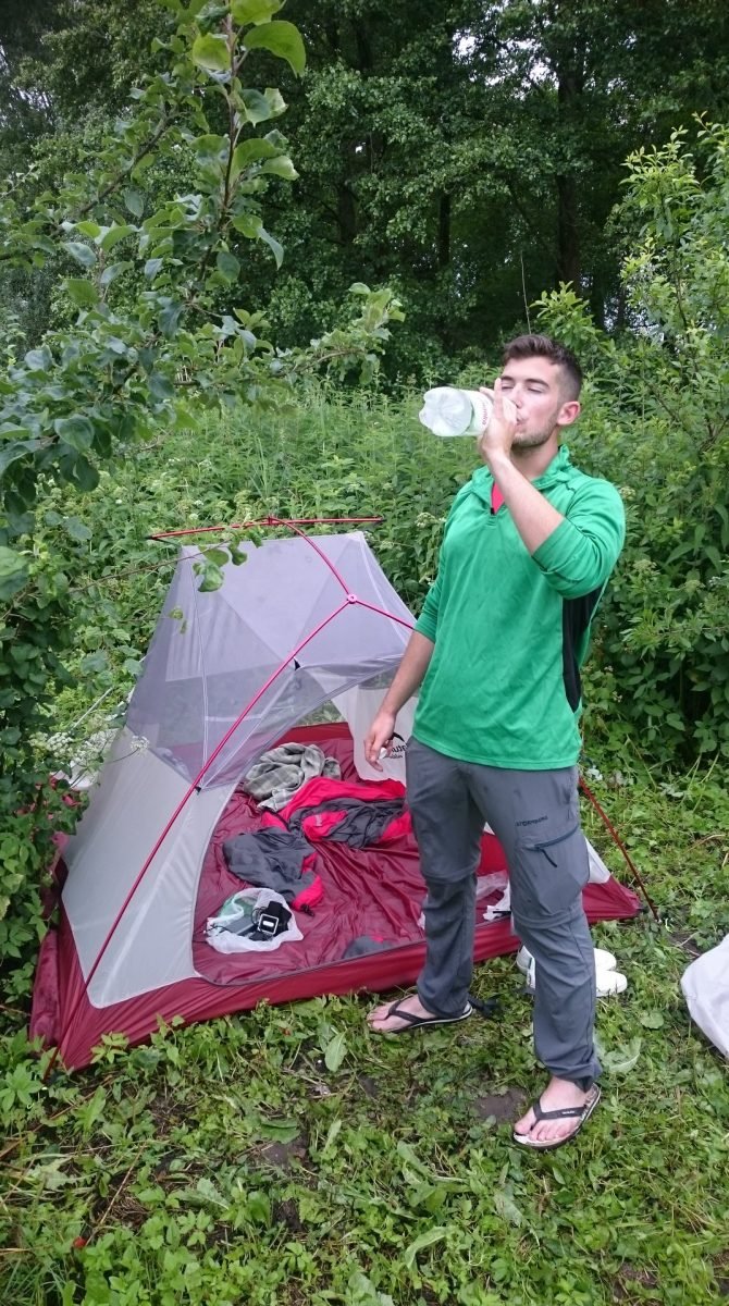 Poranek przy namiocie w czasie wycieczki rowerowej