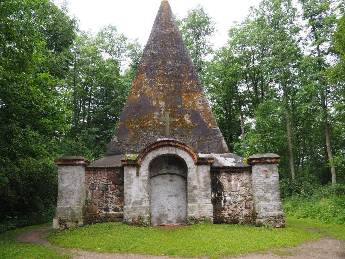 Piramida w Rapie – grobowiec rodu von Fahrenheidów na Mazurach