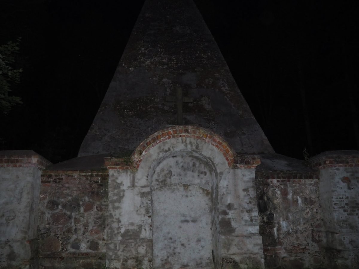Wejście do piramidy w Rapie oświetlone latarką nocą