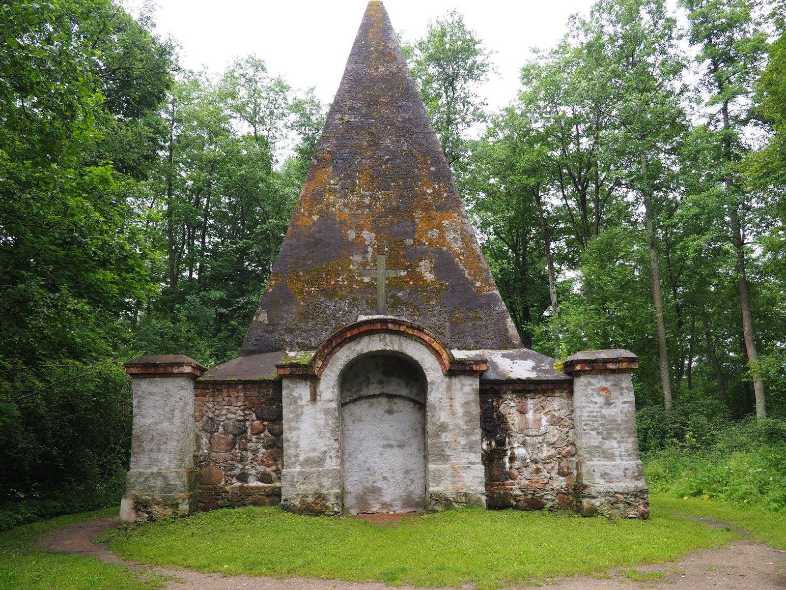 Piramida w Rapie – grobowiec rodu von Fahrenheidów na Mazurach