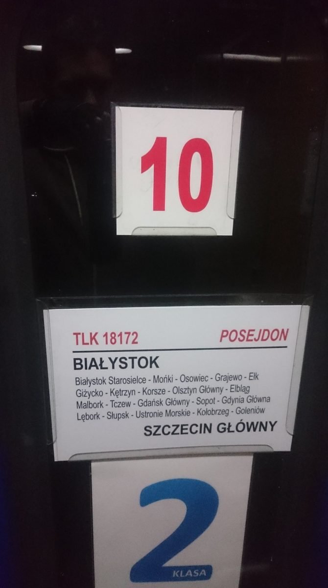 Tablica pociągu, którym z rowerami dojechaliśmy z Olsztyna do Giżycka