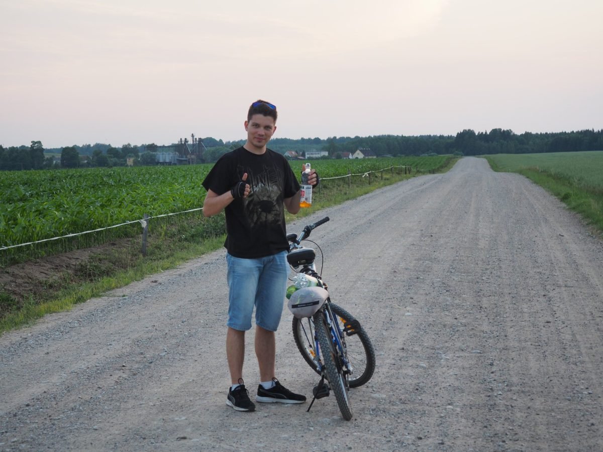 Postój z rowerem na szutrowej drodze