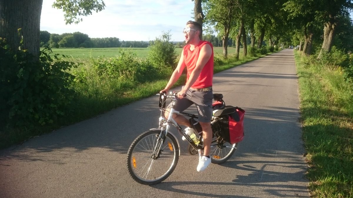 Na rowerze z sakwami na mazurskiej drodze