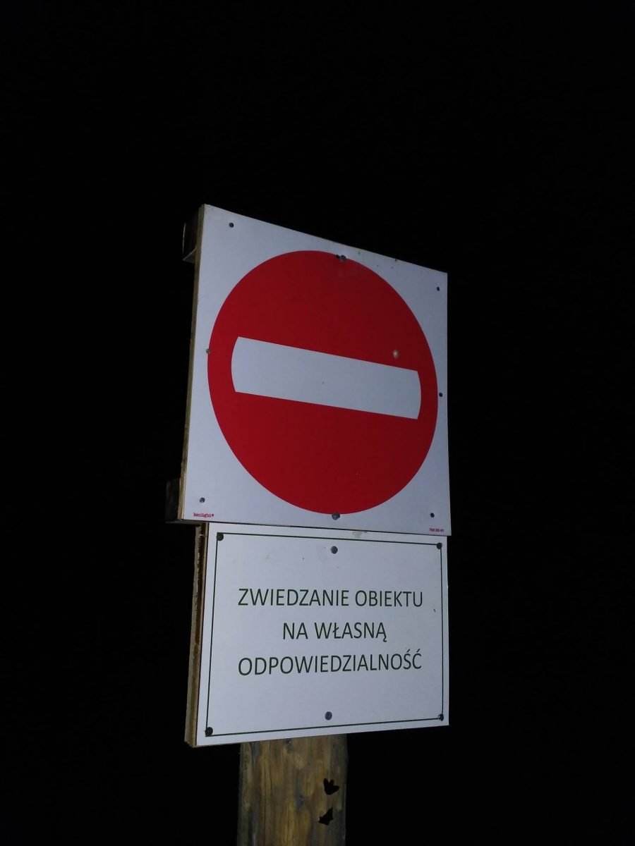 Tablica „Zwiedzanie obiektu na własną odpowiedzialność”