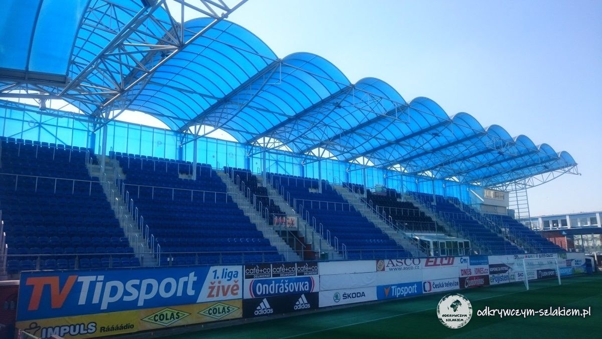 Las gradas azules cubiertas del estadio municipal de Mladá Boleslav con pancartas de Tipsport